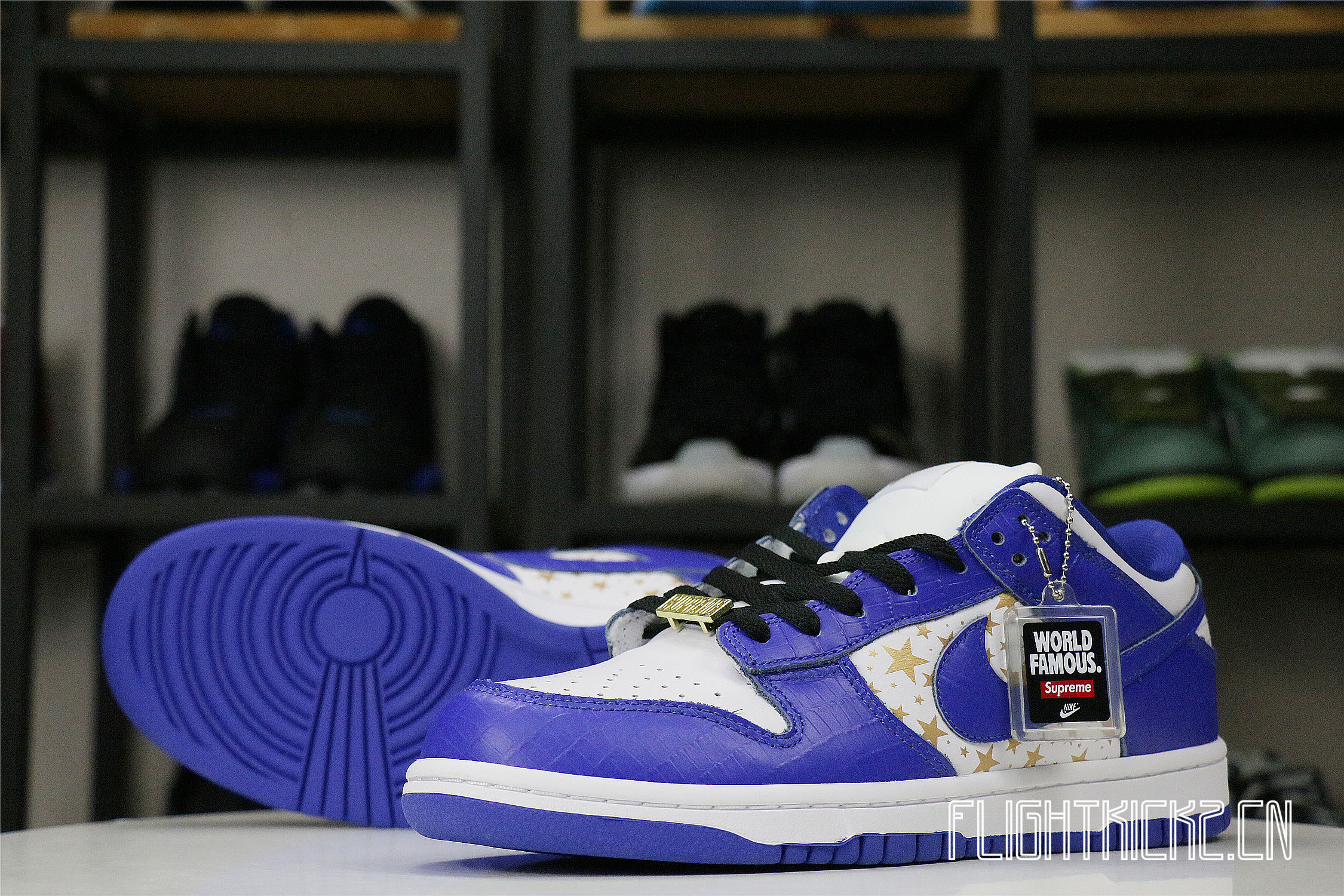 Nike SB Dunk Low Supreme Hyper Royal
