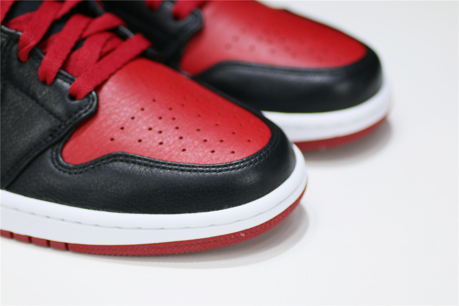 Air Jordan 1 OG Banned/Bred 2011 (LN5 A1 ,Deadstock,with tiny Flaws)