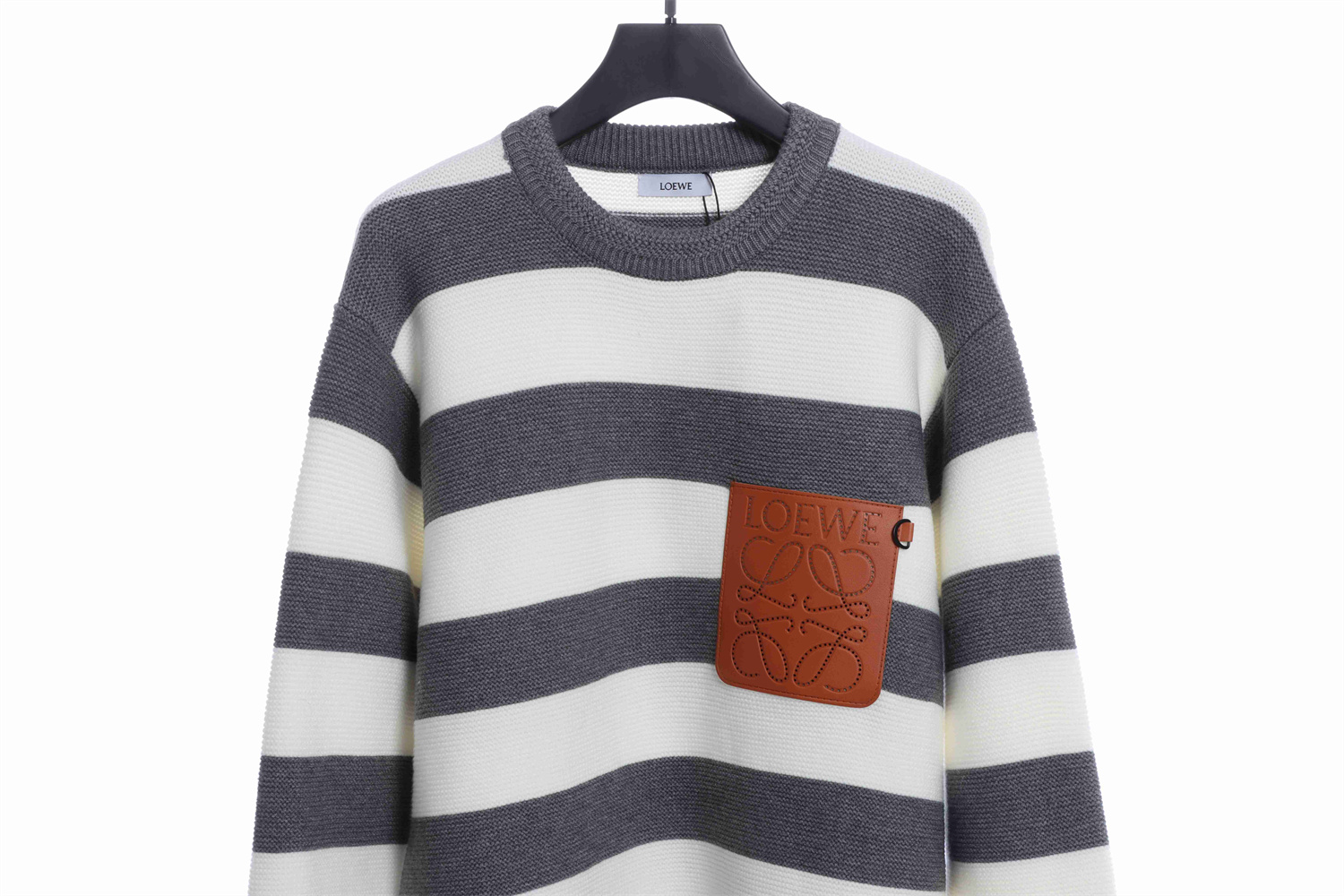 Loevve 22SS autumn and winter new round neck striped patch sweater