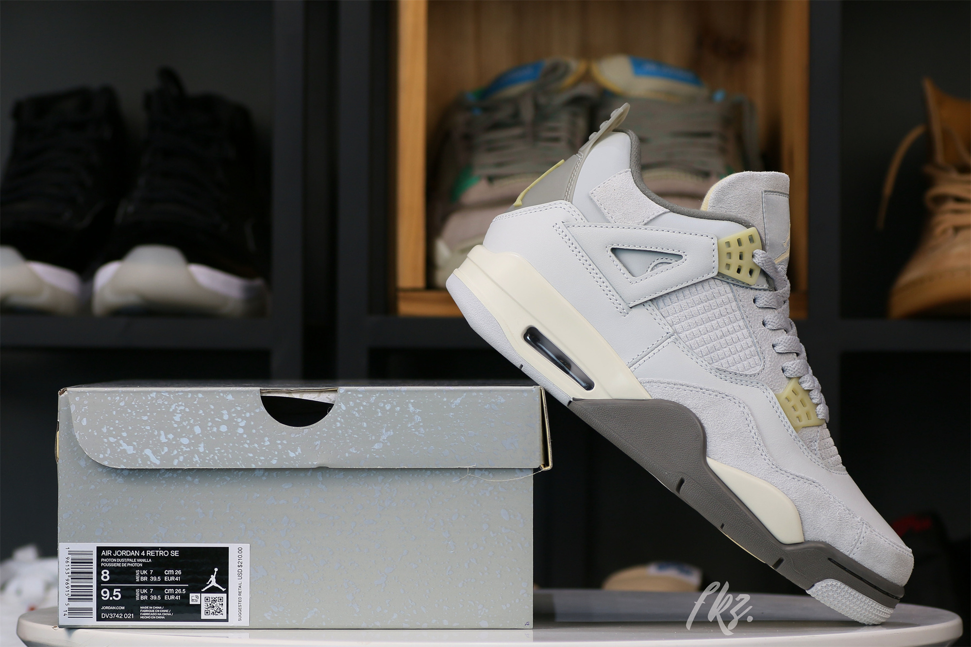Air Jordan 4 Retro SE Craft Photon Dust