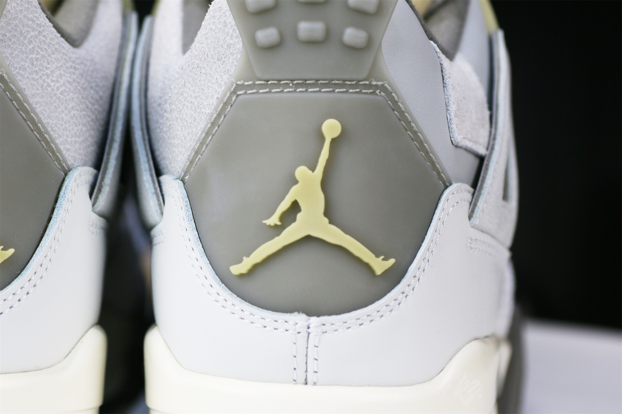 Air Jordan 4 Retro SE Craft Photon Dust