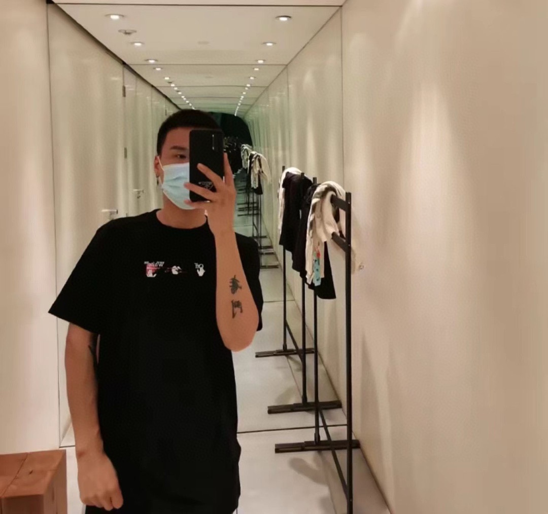 OW Acrylic Arrow Print Short Sleeve