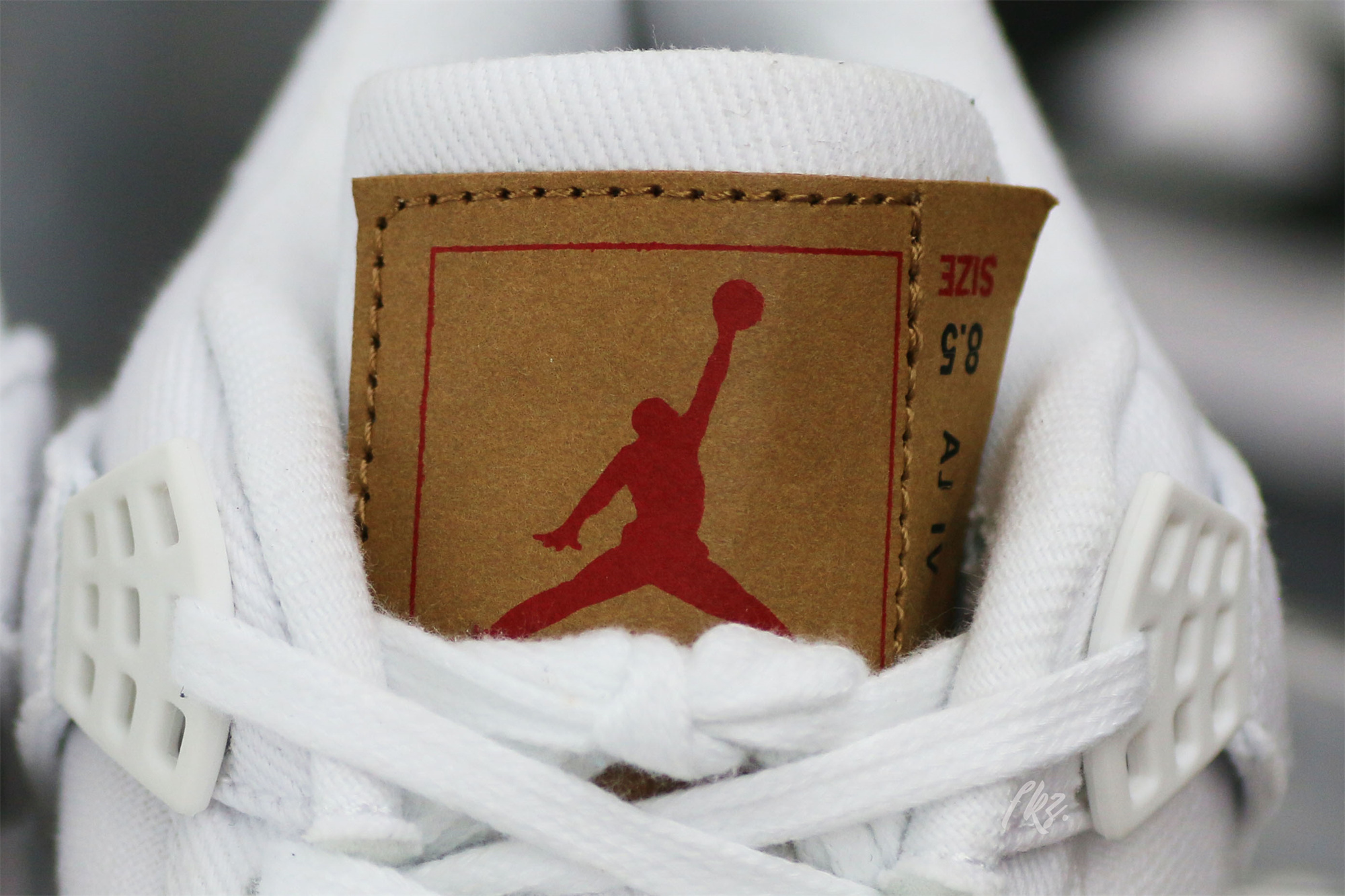 Air Jordan 4 Retro Levi’s White (Levi’s Tag)