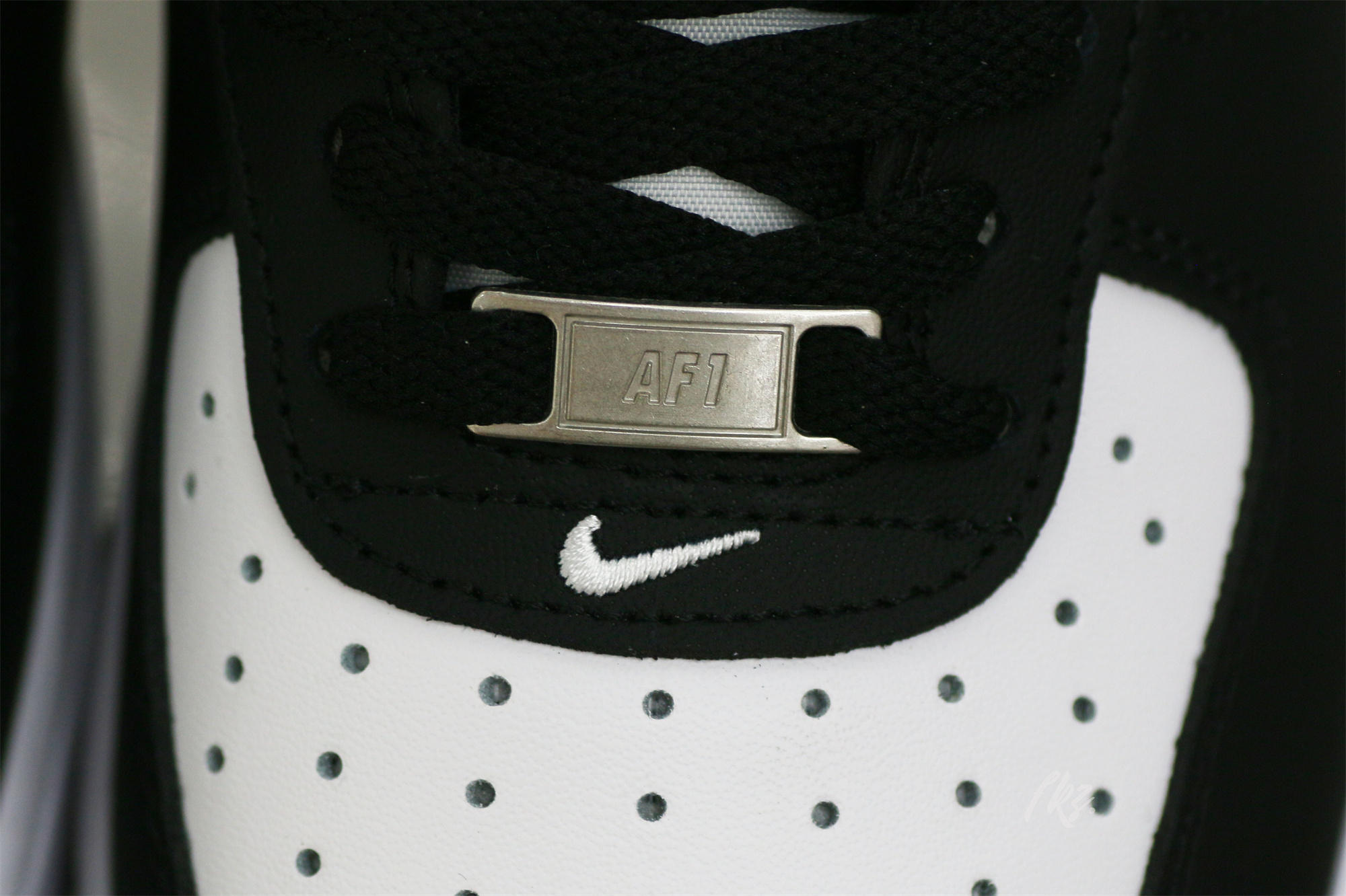 Nike Air Force 1 ’07 Low White Swoosh Panda