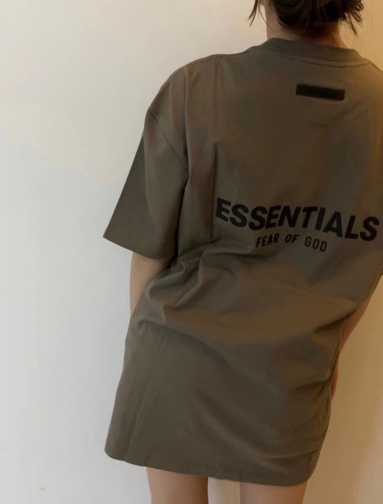 Essentials back silicone letter short sleeve