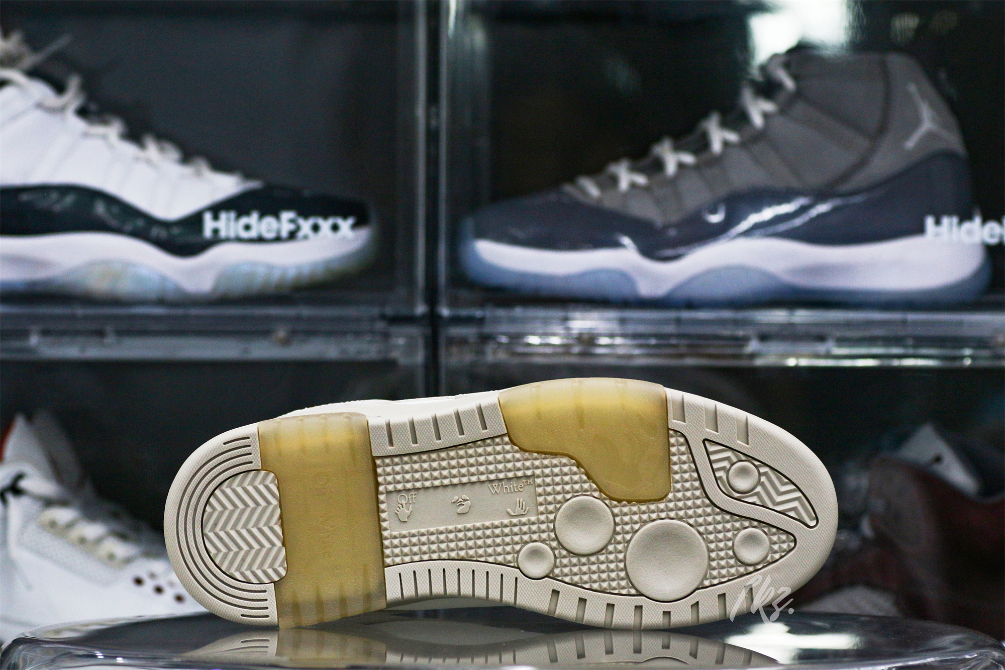 Off-White White & Beige ‘Out Of Office’ Sneakers