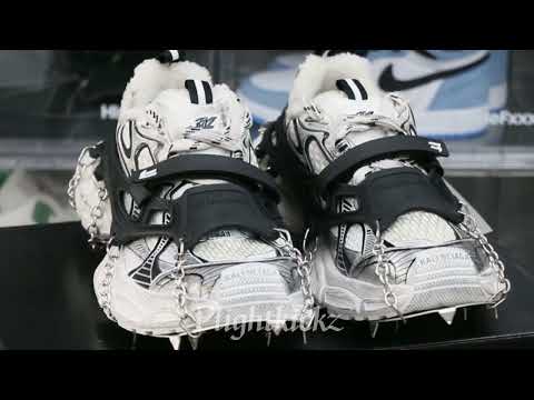 B@lenciag* 3XL Ski Sneaker in White (Removable footwear chains)