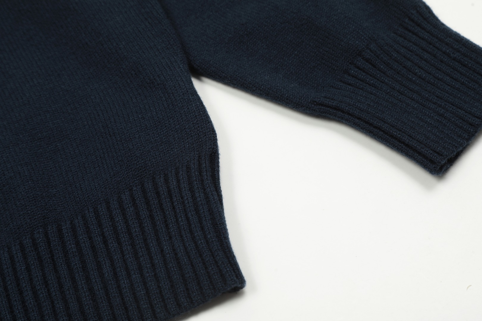 Am1 2024SS classic black jacquard big heart turtleneck sweater