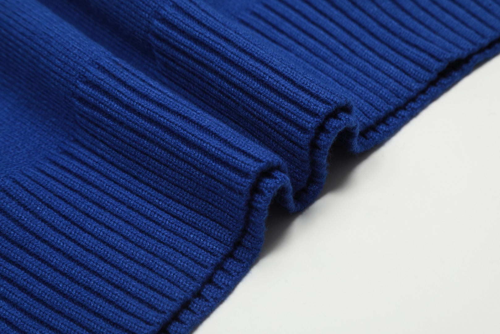 Am1 2024SS classic blue jacquard big heart turtleneck sweater