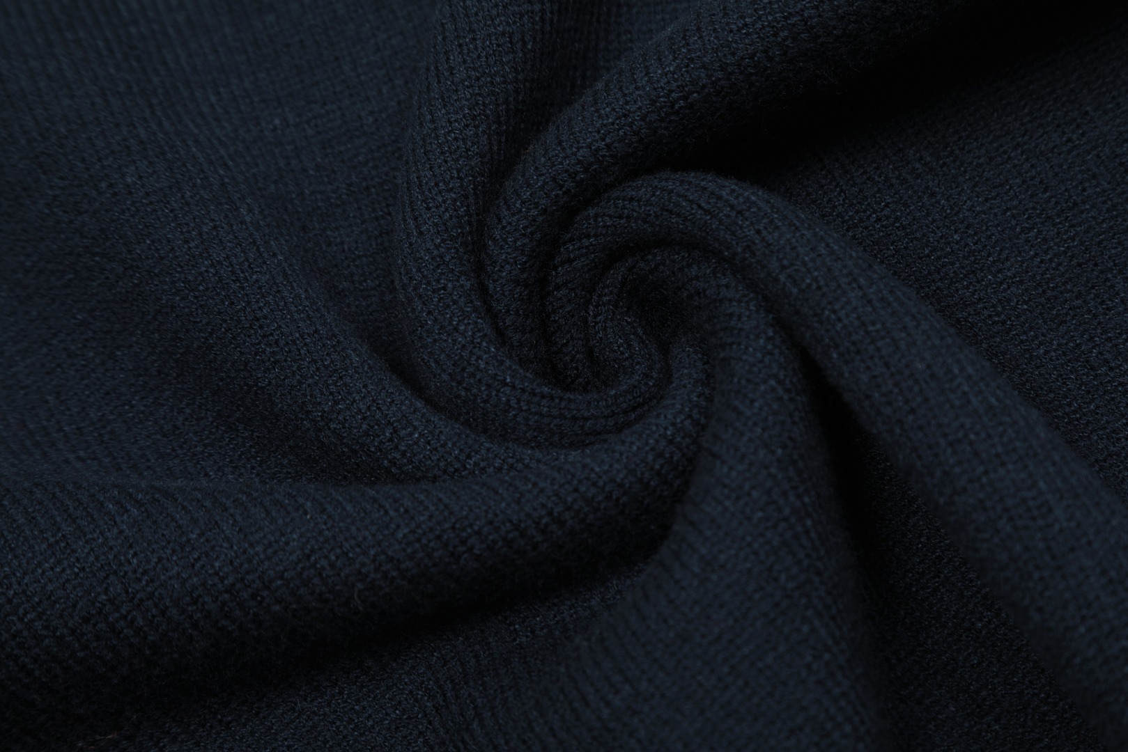 Am1 2024SS classic black jacquard big heart turtleneck sweater